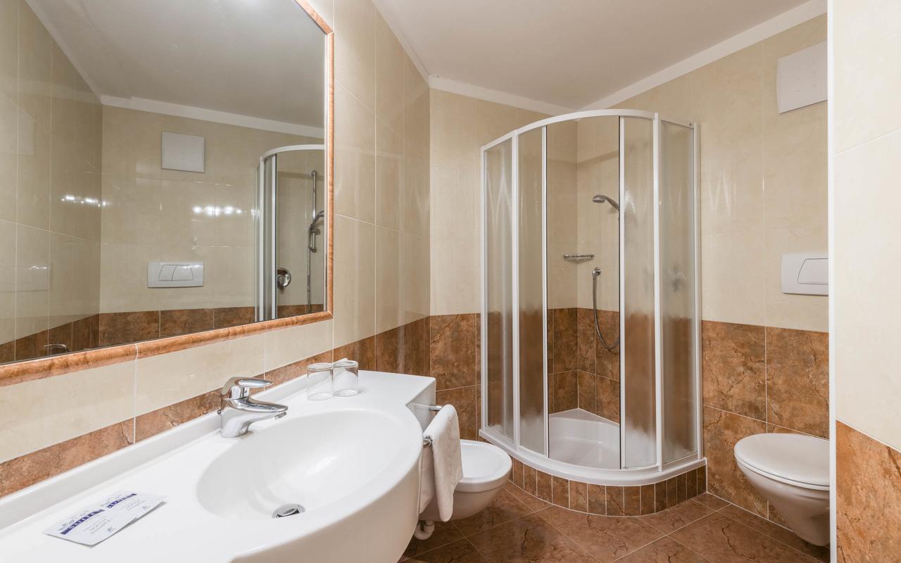 B&B Hotel Alpenrose Rooms & Apartments فاليس المظهر الخارجي الصورة